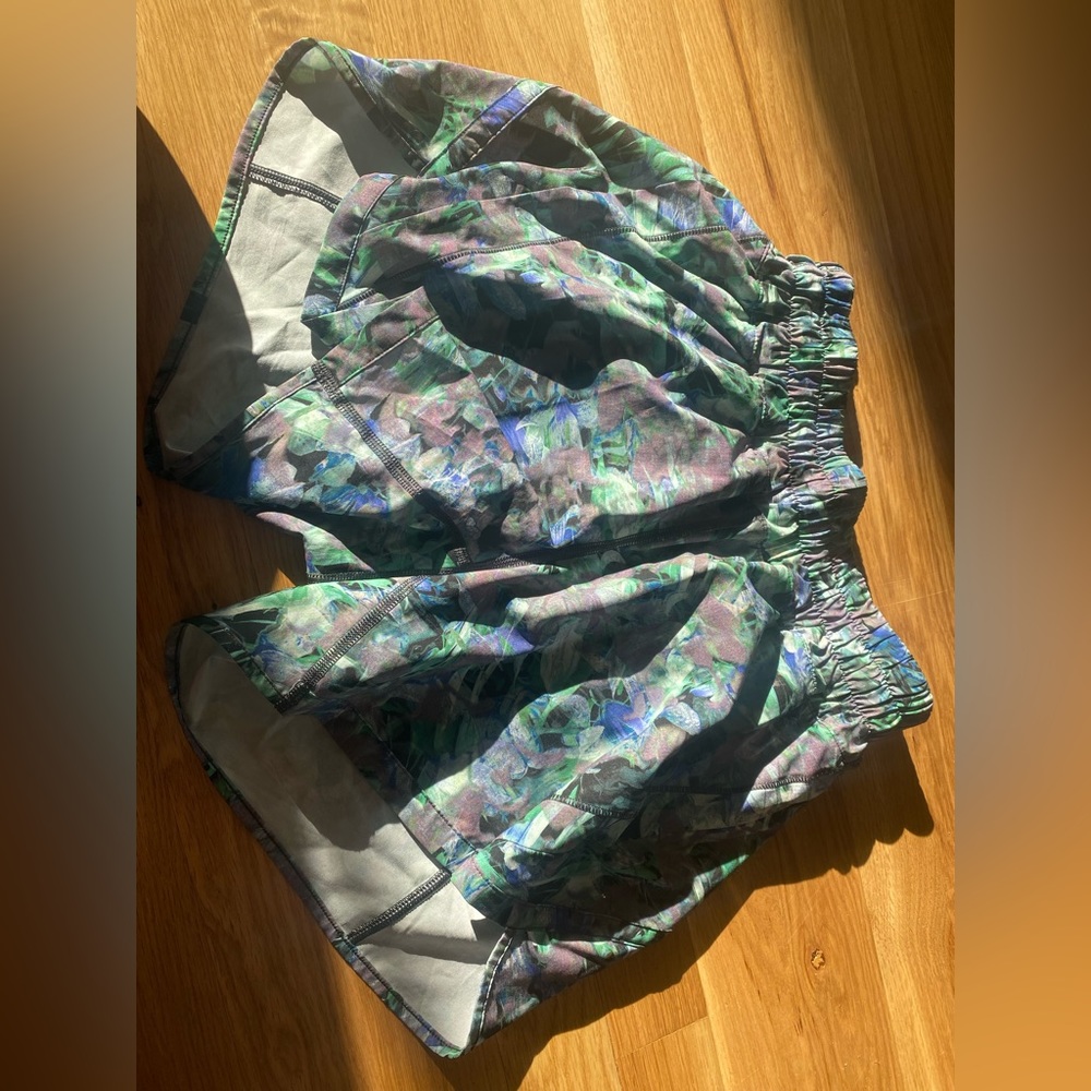 Lululemon track that shorts size 4, 5”